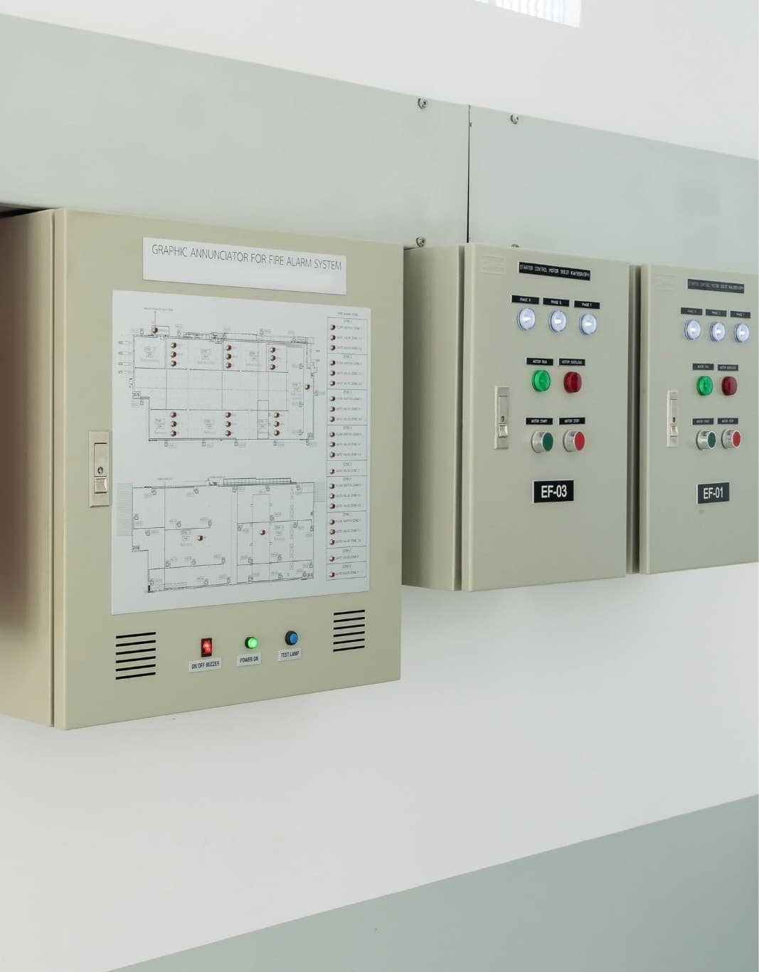 Equipo instalando sistemas contra incendios